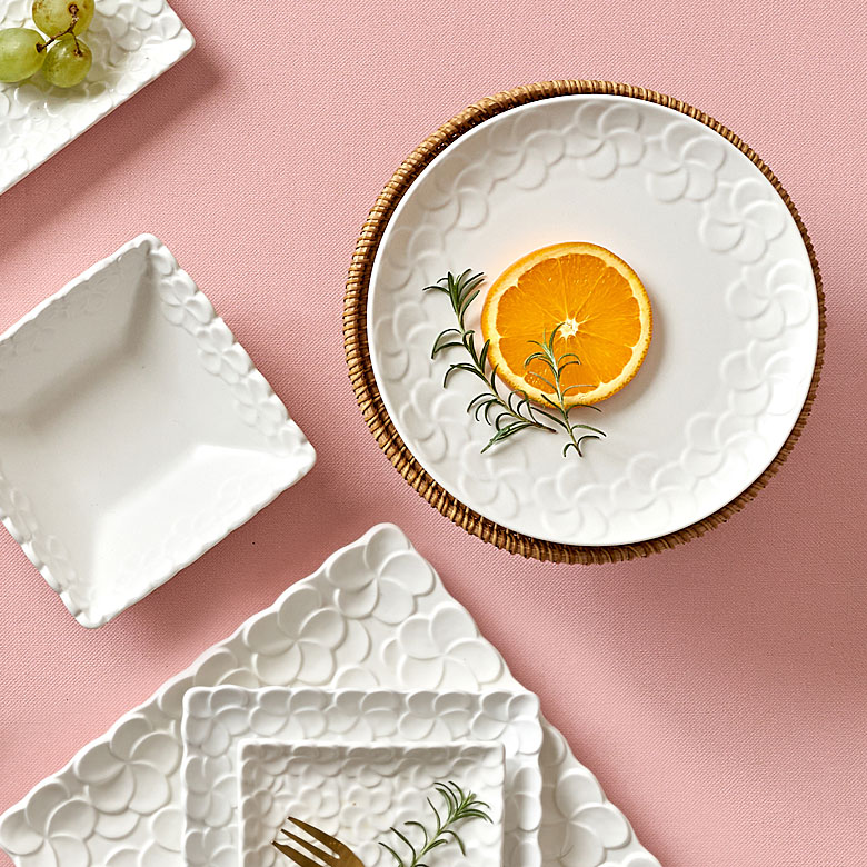 エンボス加工で皿まわりをぐるりと囲むプルメリアデザイン