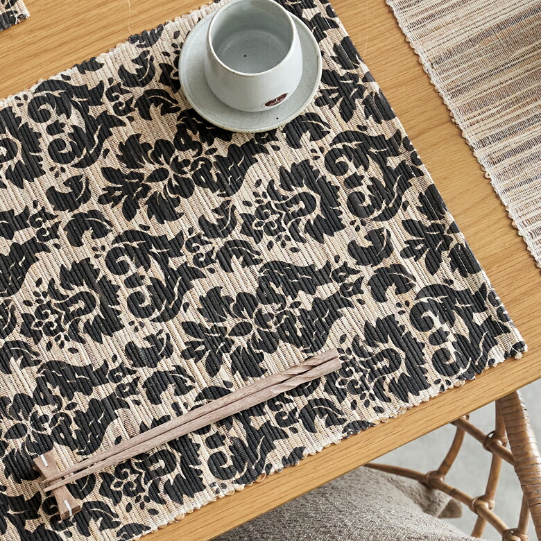 存在感のあるアラベスク柄プリント