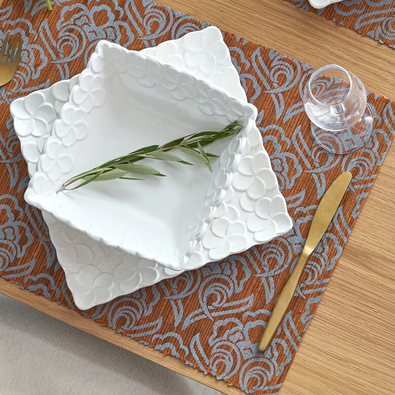 存在感のあるアラベスク柄プリント