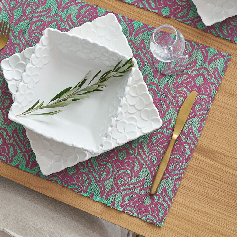 存在感のあるアラベスク柄プリント