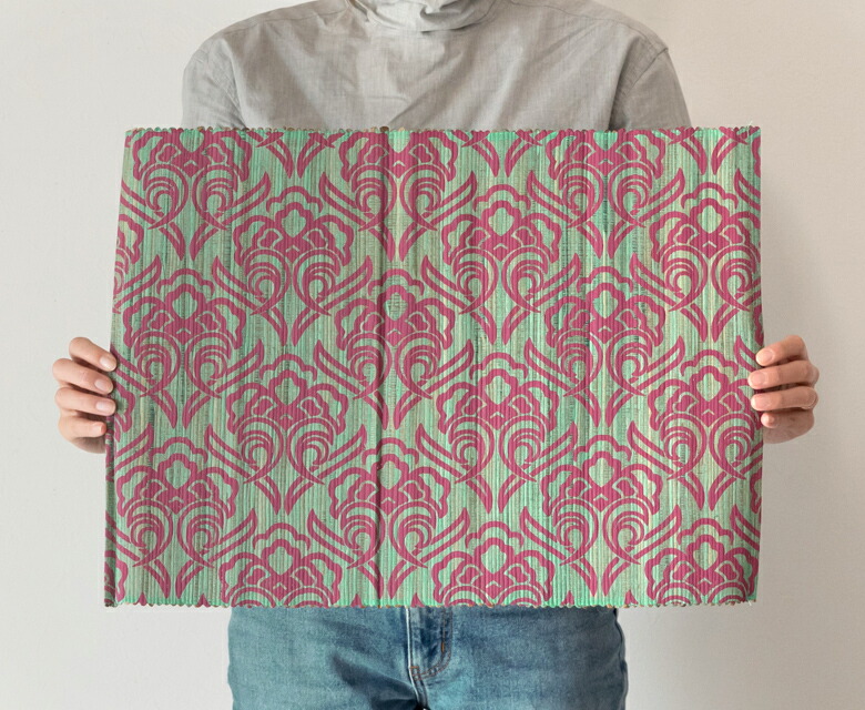 食事にもカフェにもぴったりの万能サイズのランチョンマット