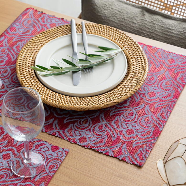 存在感のあるアラベスク柄プリント