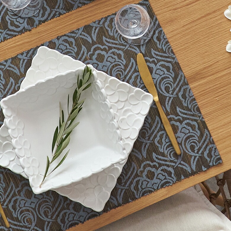 存在感のあるアラベスク柄プリント