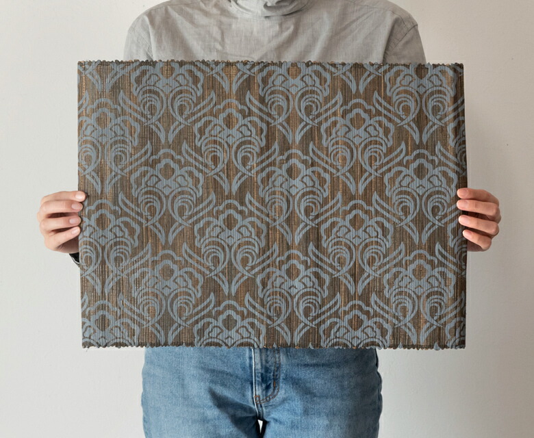 食事にもカフェにもぴったりの万能サイズのランチョンマット