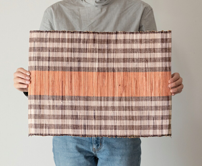 食事にもカフェにもぴったりの万能サイズのランチョンマット