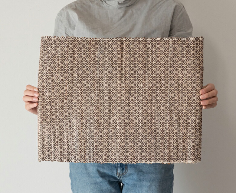 食事にもカフェにもぴったりの万能サイズのランチョンマット