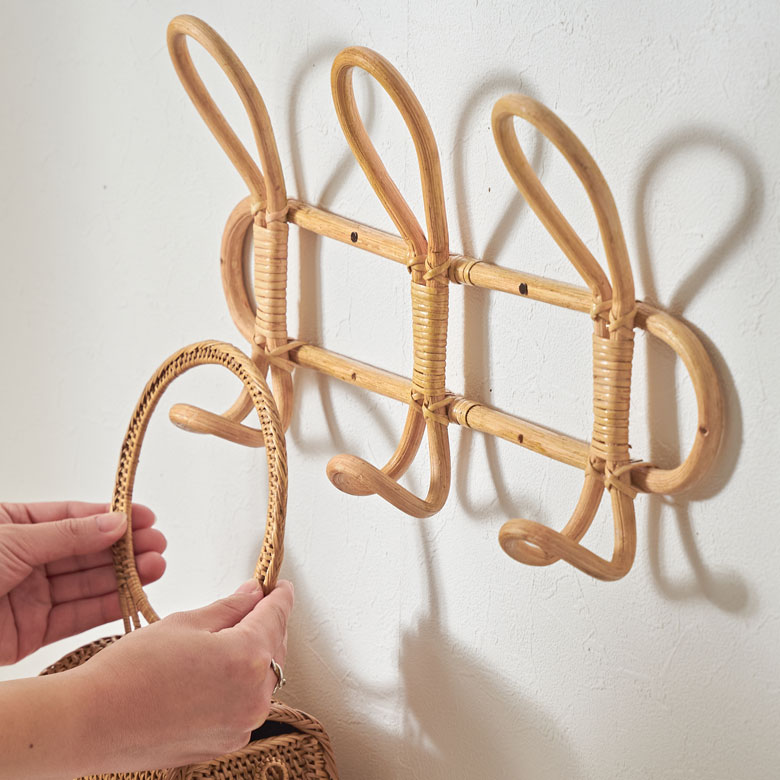 上下に分かれたダブルフックのラタン製ウォールハンガー