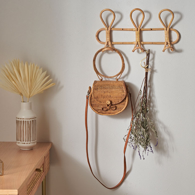 服や帽子だけでなく、植物やインテリアも飾れるハンガー