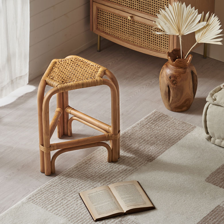 ラタン三角スツール