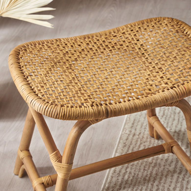 天然ラタンを使いハンドメイドで作られたバリ島生まれのスツール