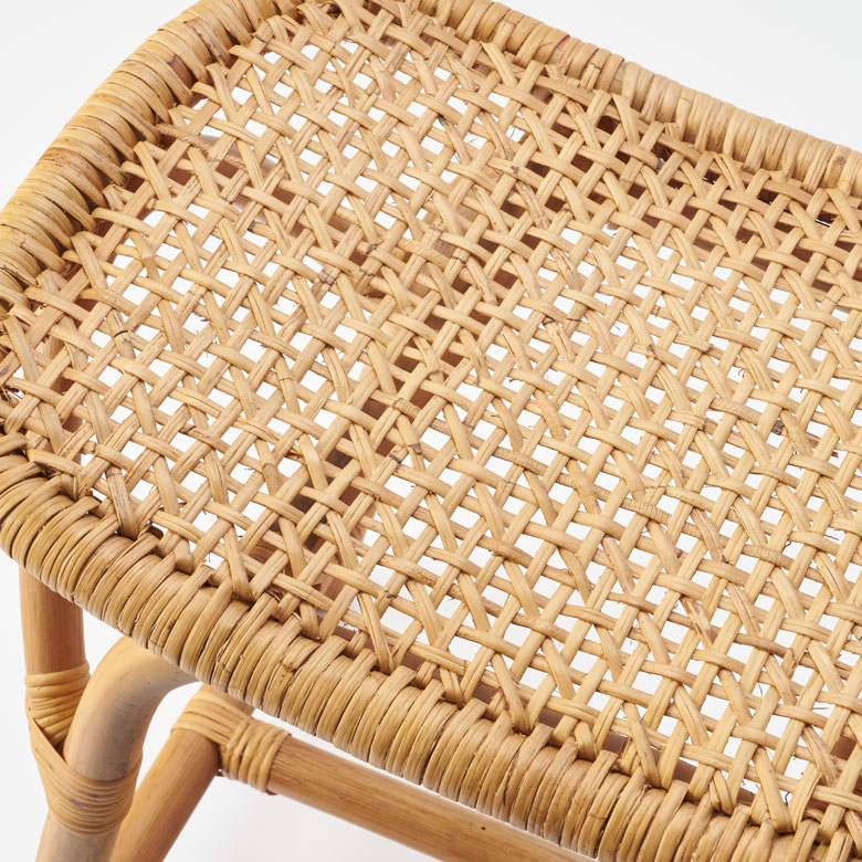 ラタンの幾何学的な編み目の座面