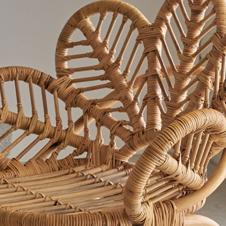 天然素材ならではの風合いを活かしたお花の形のチェア