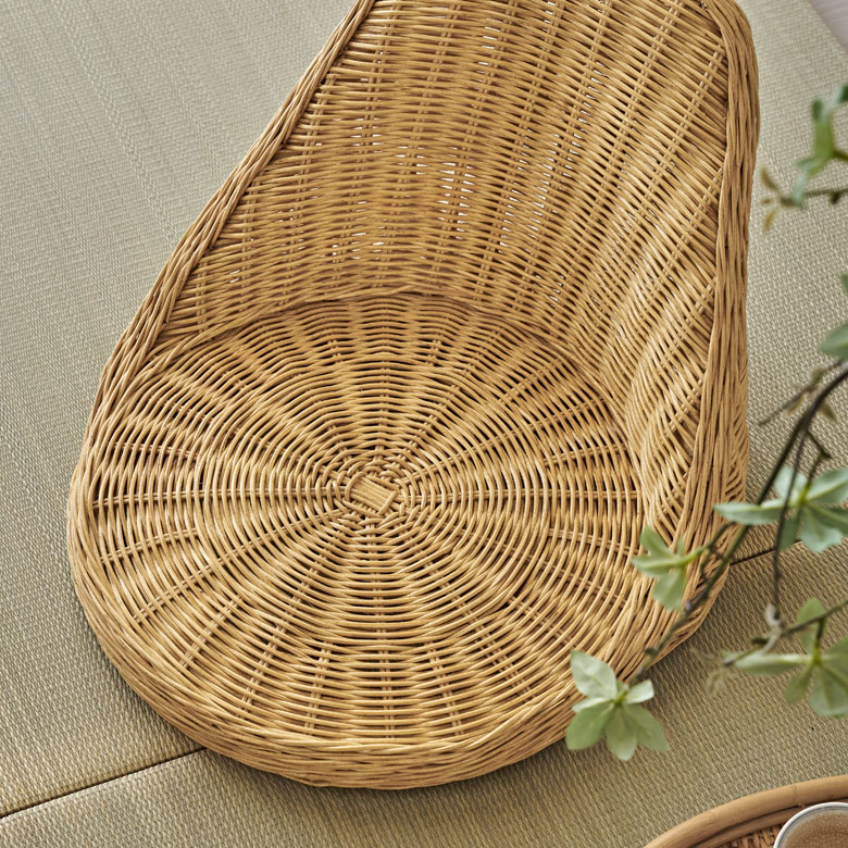 シンプルで洗練されたデザインのフロアチェア