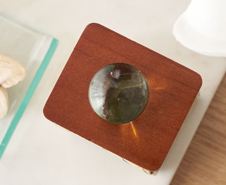 ガラス玉の透明感で華やかな印象