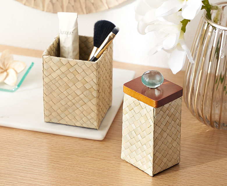 お揃いのペンスタンドやティッシュケースも