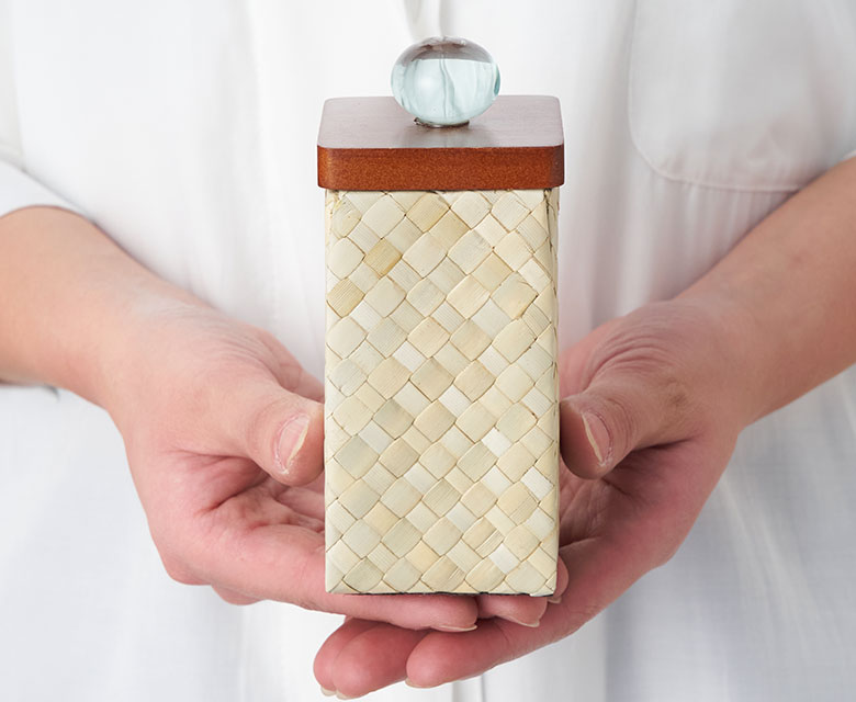 綿棒にぴったりのサイズ。コットン入れにも