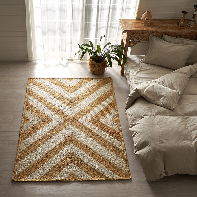 ベッドサイドに敷いたり、リビングのアクセントにもぴったりのサイズ感