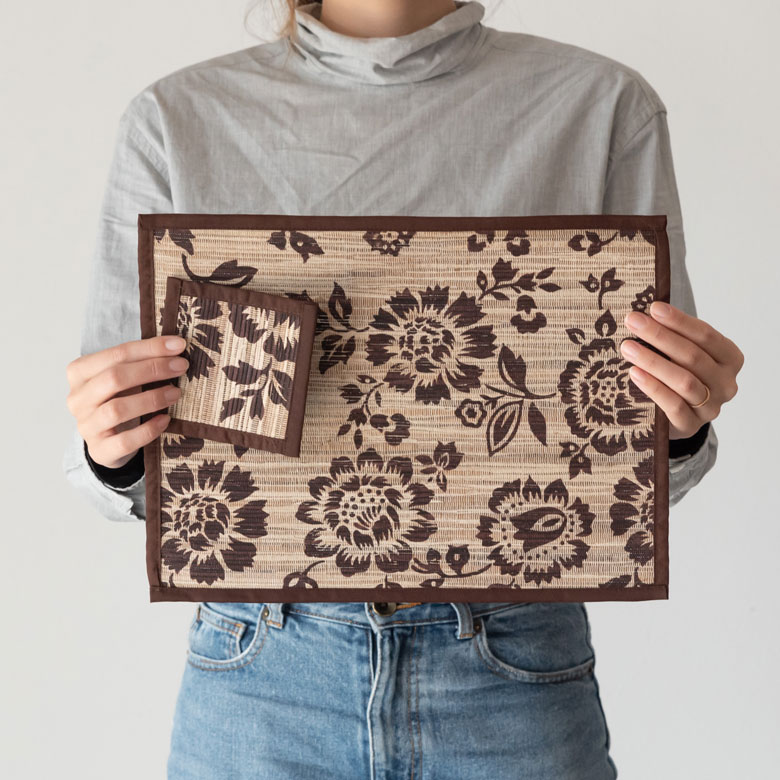 万能サイズのランチョンマットとコースターのセットです