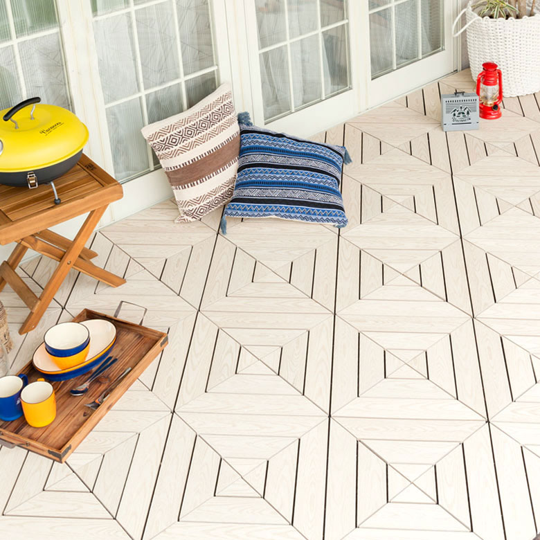 敷くだけのジョイントタイプ　人工木ウッドデッキタイル