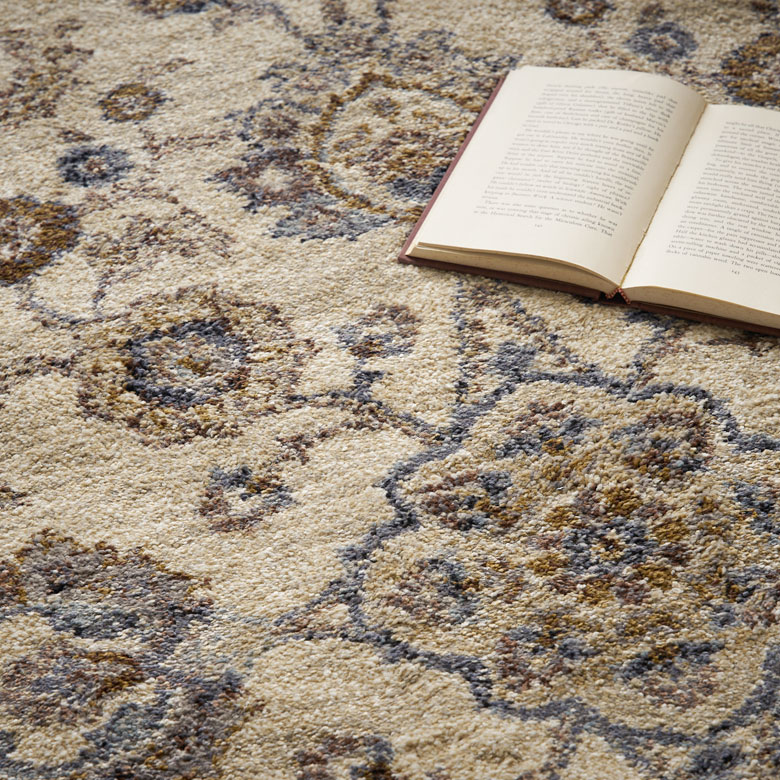 華やかにお部屋を彩る、ペルシャ絨毯風のデザインラグ