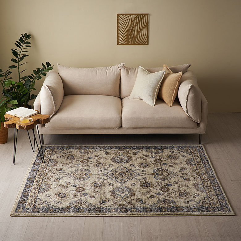 パルメット模様やロゼット模様が組み合わされ、華やかな雰囲気