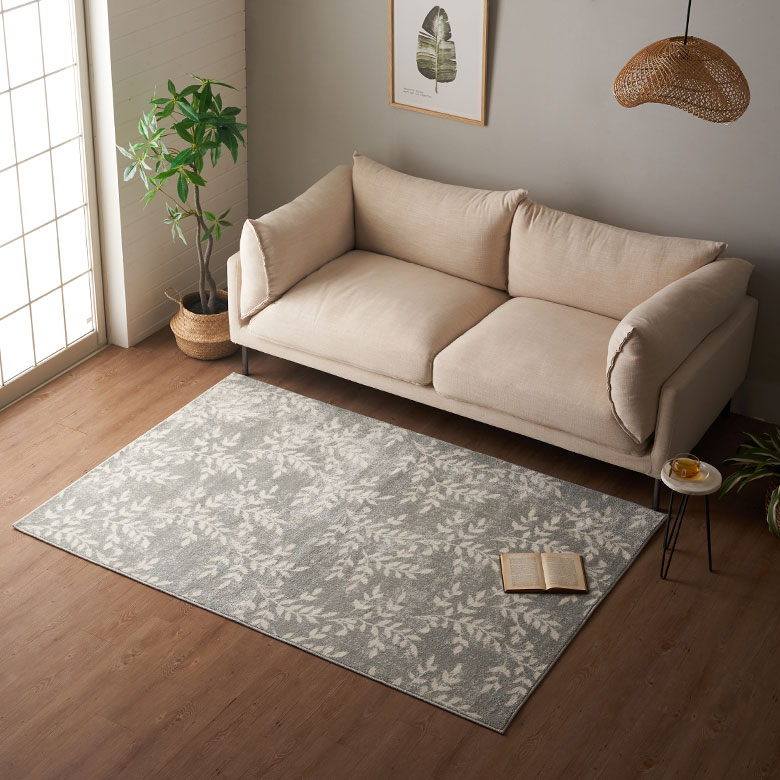 存在感のある柄物のインテリアアイテムも、ラグなら取り入れやすい