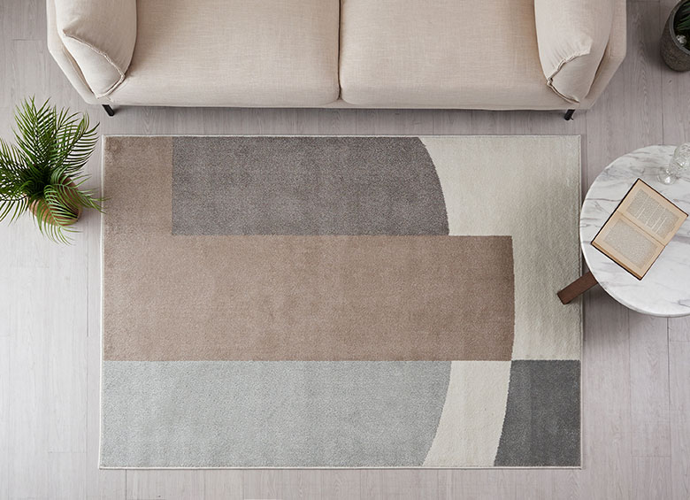 存在感のある柄物のインテリアアイテムも、ラグなら取り入れやすい