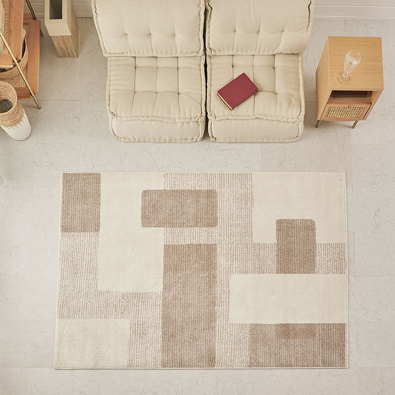 アイボリー・ベージュ・ブラウンのふんわりとした淡い色味で、落ち着いた印象に