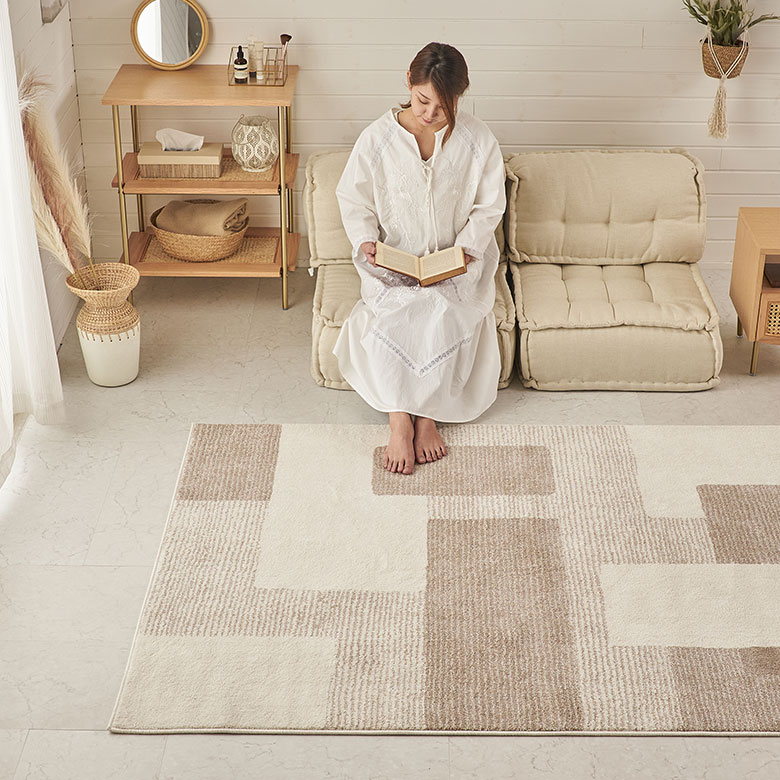 存在感のある柄物のインテリアアイテムも、ラグなら取り入れやすい