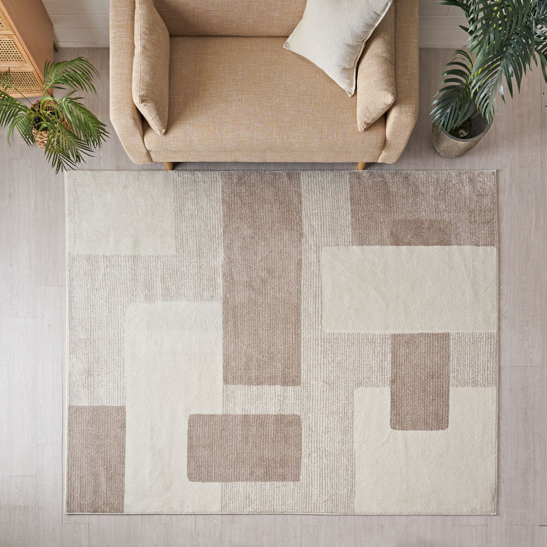 存在感のある柄物のインテリアアイテムも、ラグなら取り入れやすい