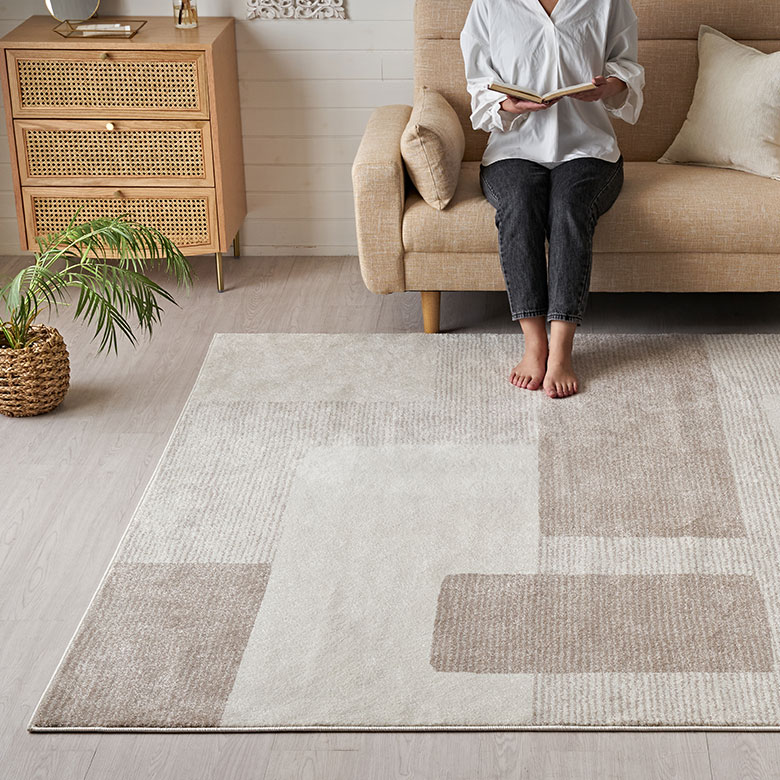 アイボリー・ベージュ・ブラウンのふんわりとした淡い色味で、落ち着いた印象に