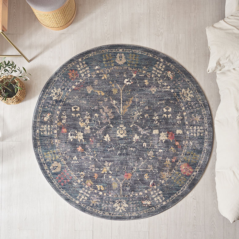 かすれたようなアンティーク調の表現や、繊細な柄と色の描写