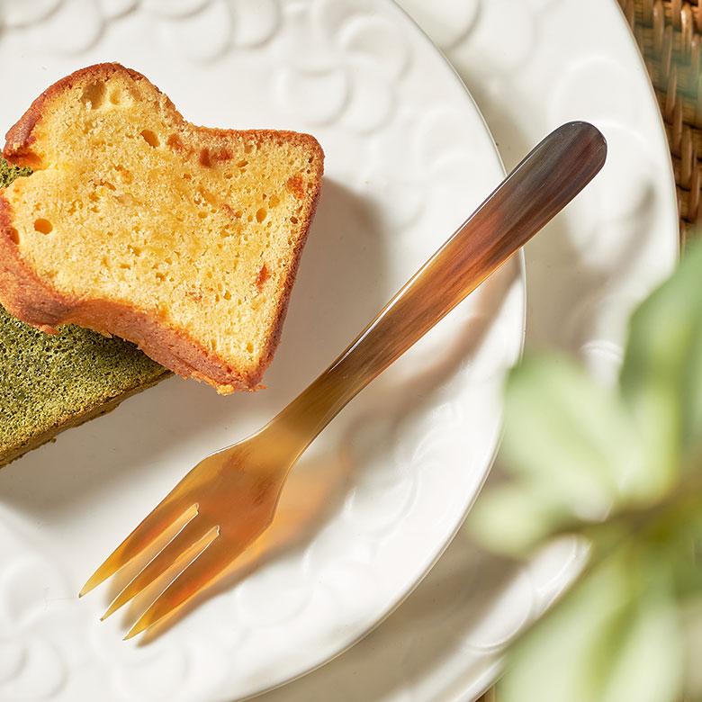 べっ甲のような艶と色合いが美しい、キャトルホーン(牛の角)で作られたフォーク