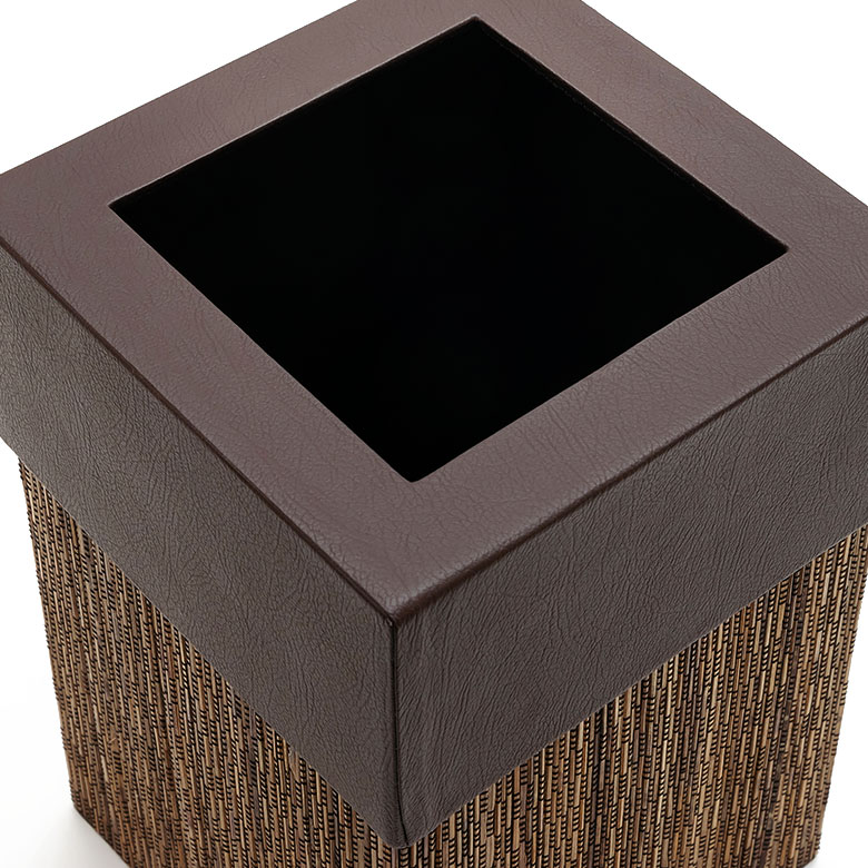 フェイクレザー蓋が印象をより上品に