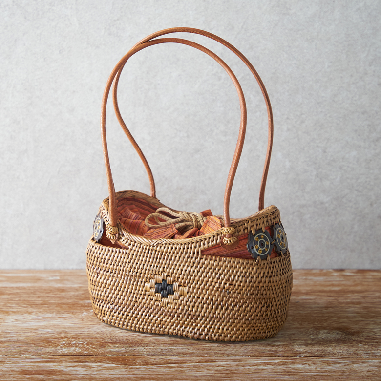 アタで編まれたかごバッグ