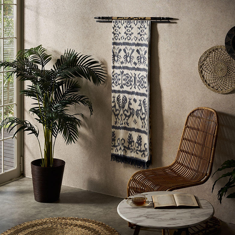 イカットハンガーに掛けて、壁を飾るタペストリーとして