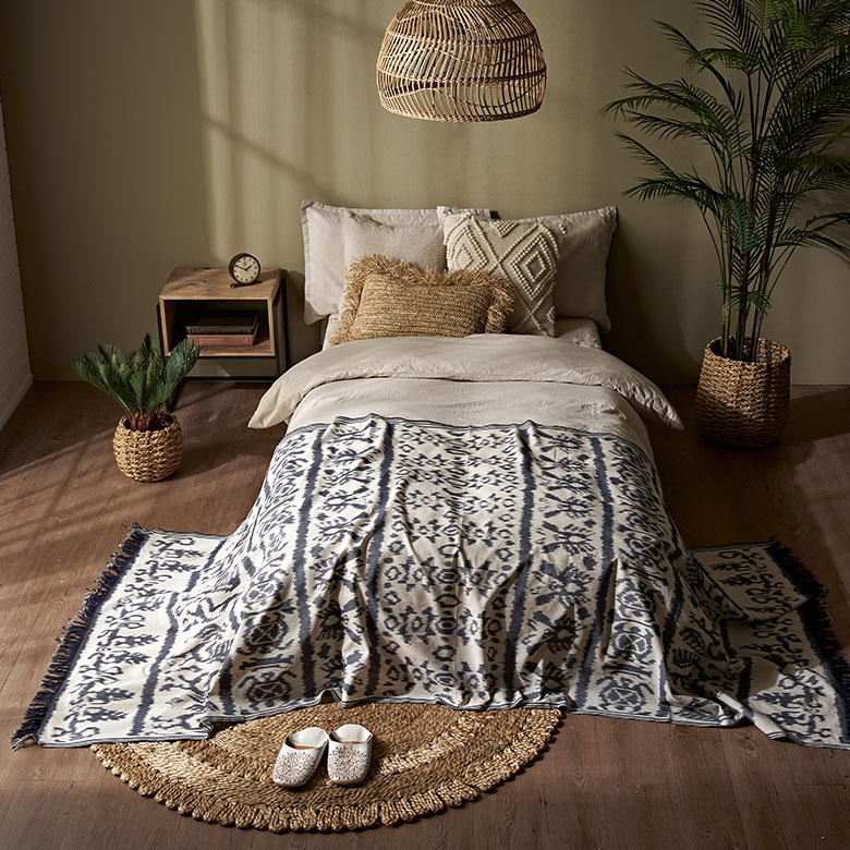 広げてテーブルクロスやベッドスプレッドにしても