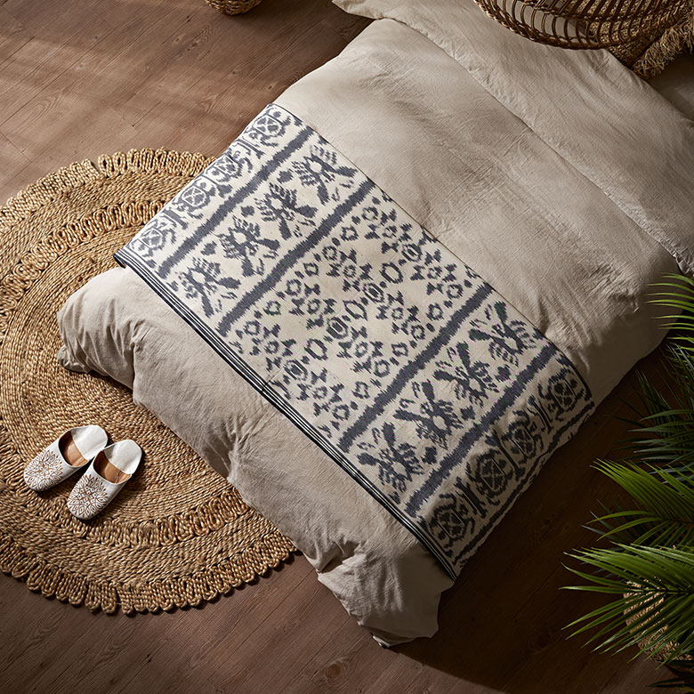 落ち着いた色合いのアイボリーとネイビー