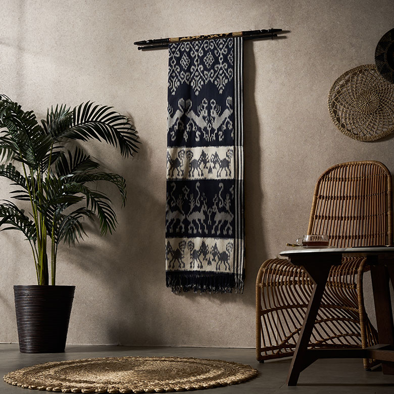 イカットハンガーに掛けて、壁を飾るタペストリーとして