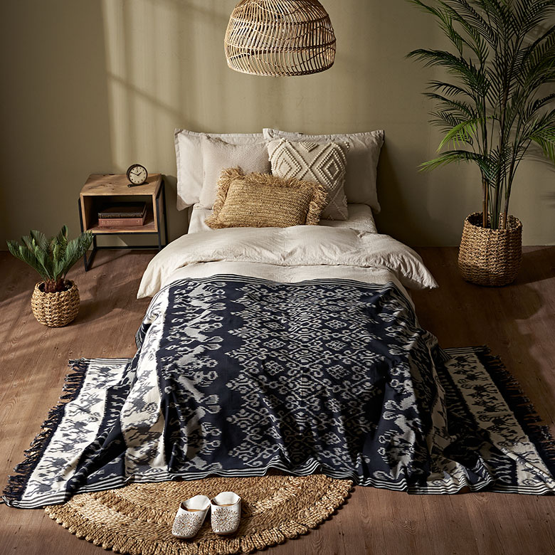 広げてテーブルクロスやベッドスプレッドにしても