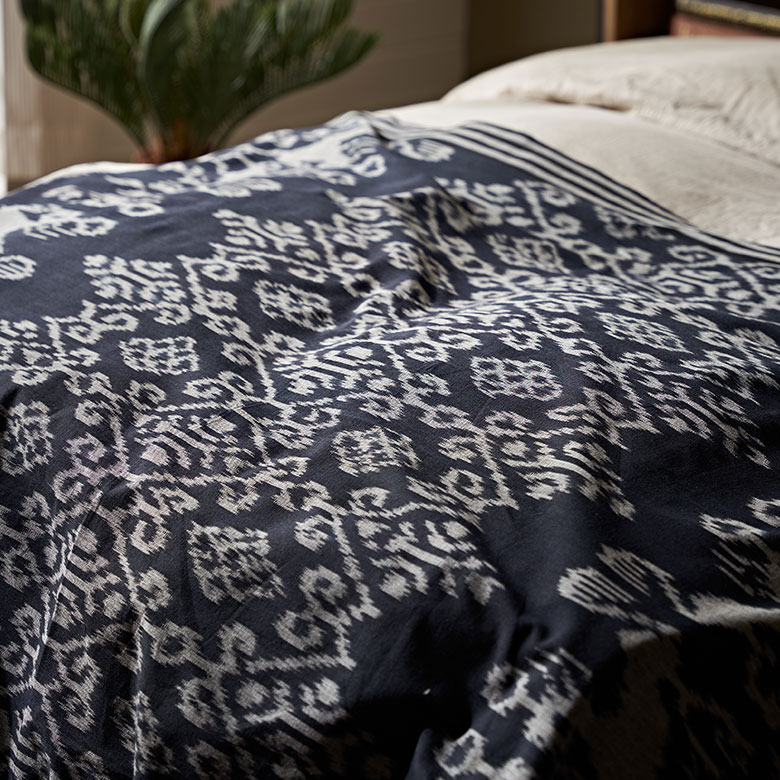 細やかな織り目でつくられる伝統的な柄