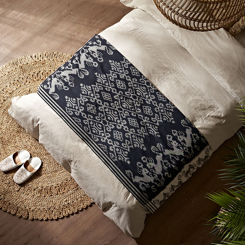 ネイビーとアイボリーの落ち着いた色合い