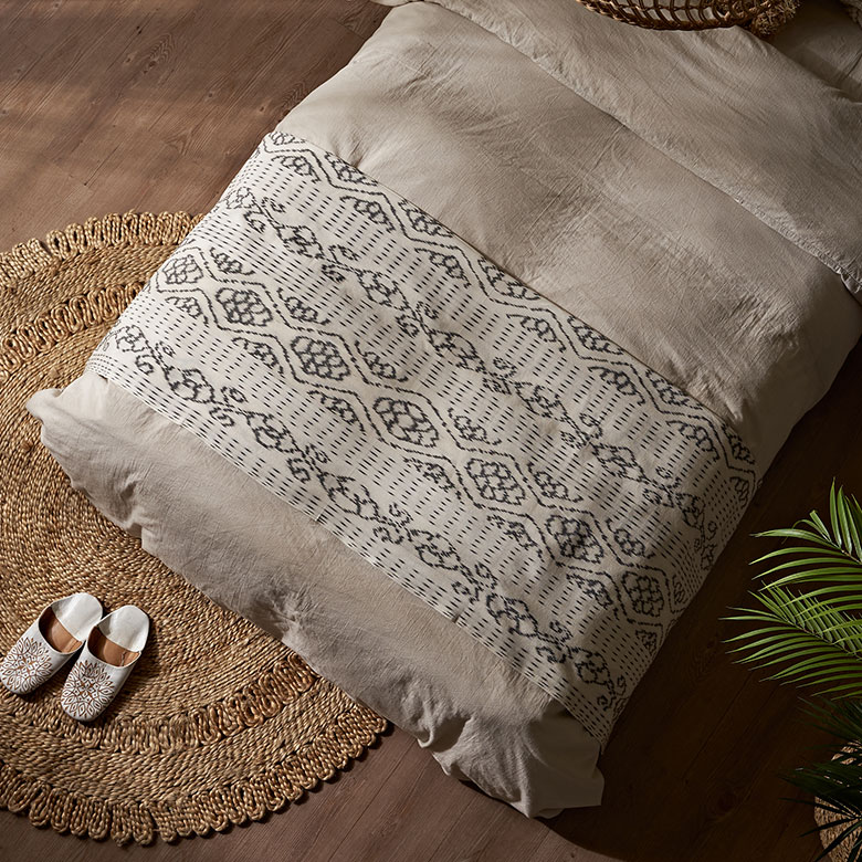 カラーは落ち着いた色合いのアイボリーとグレー