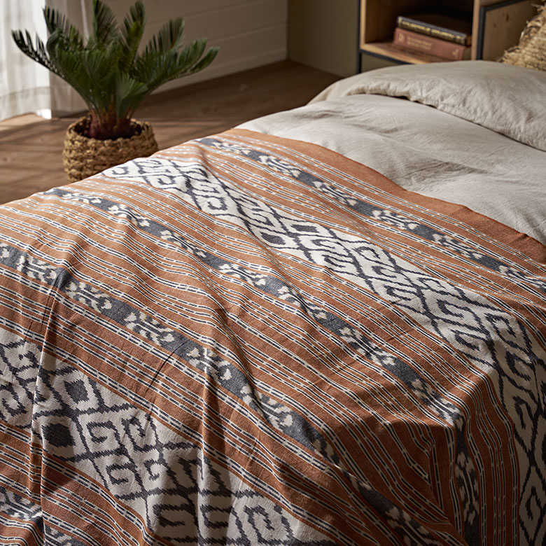 細やかな織り目でつくられる伝統的な柄