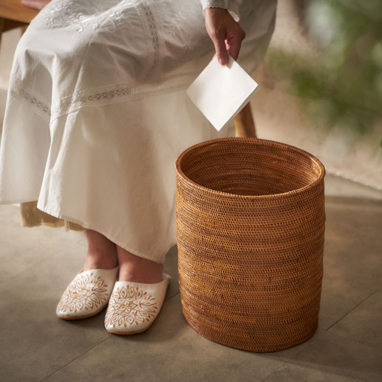 楕円形のごみ箱。楕円形の収納バスケット。