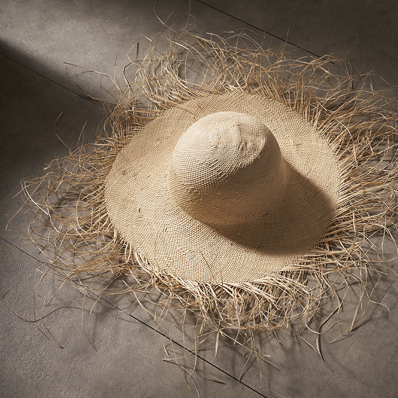 ラフィア椰子の葉から採れる、天然繊維のラフィア