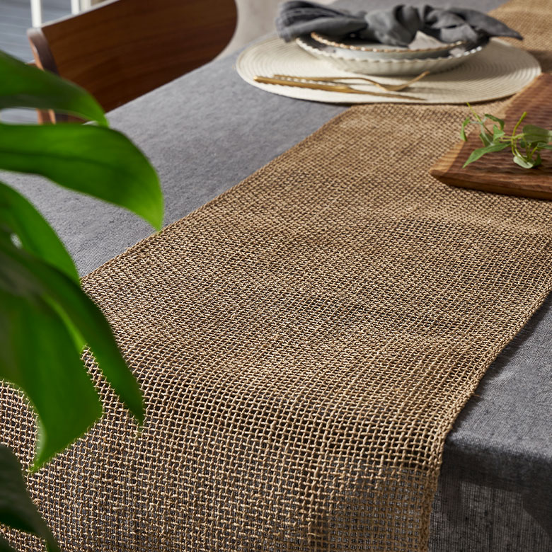 爽やかなムードでおしゃれなダイニングテーブルライナー