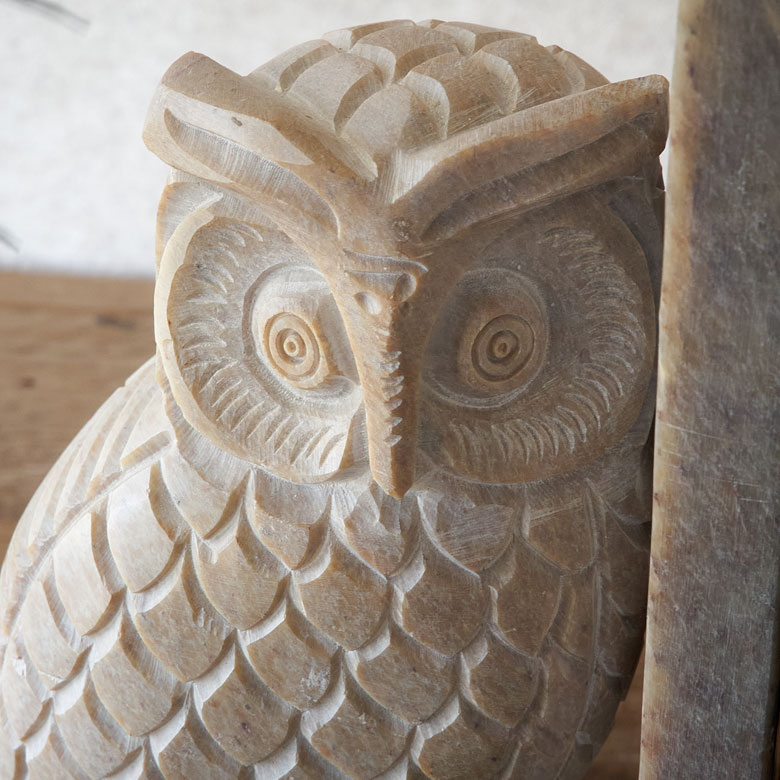 ソープストーンの本立て。フクロウのブックスタンド。天然石。