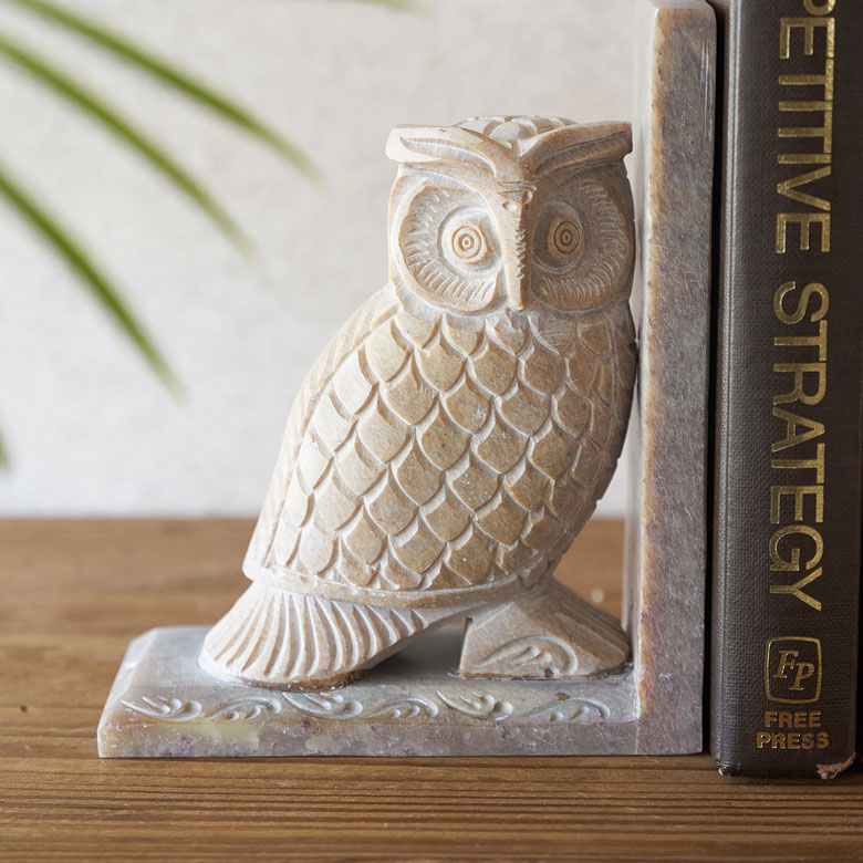 幸運をもたらす鳥としていわれのあるフクロウを表現