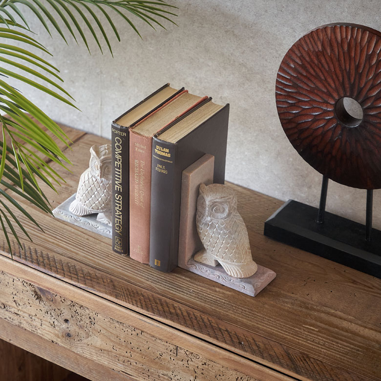 すべてハンドメイドで作られた美しい彫刻の本立て